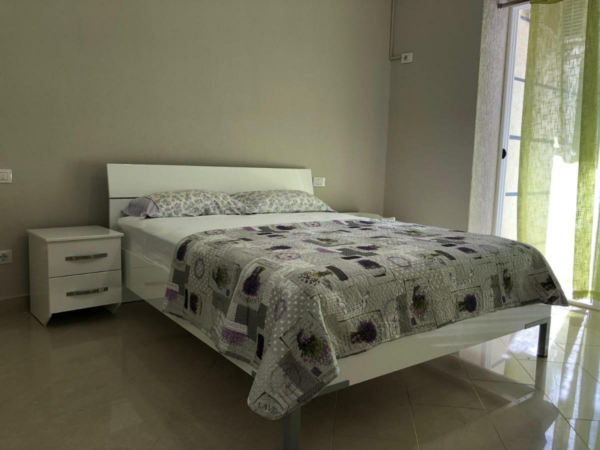 Mali I Robit Beachfront Apartment Golem  Exterior photo